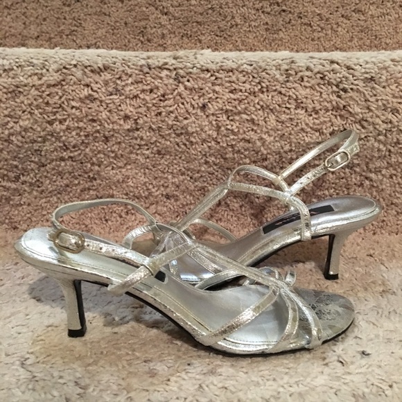 Sz 7.5 Nina silver crinkly stappy sandal - Picture 3 of 4